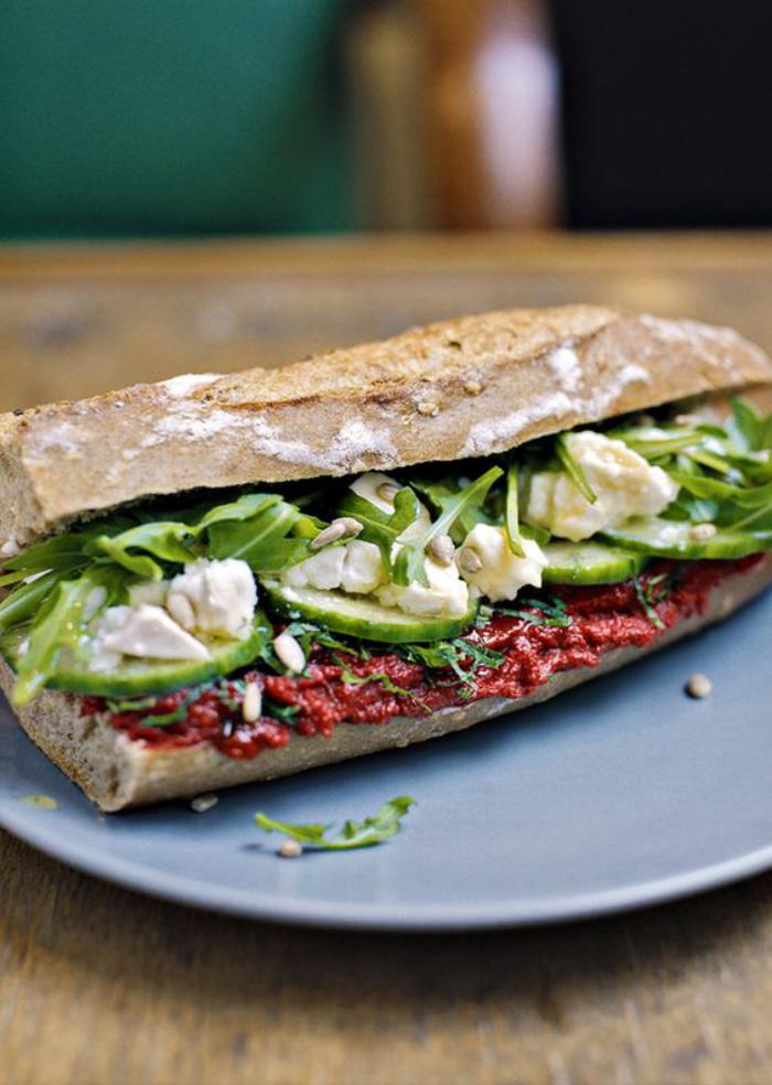 repas-diététique-sandwich-pain-noir-et-plusieurs-légumes
