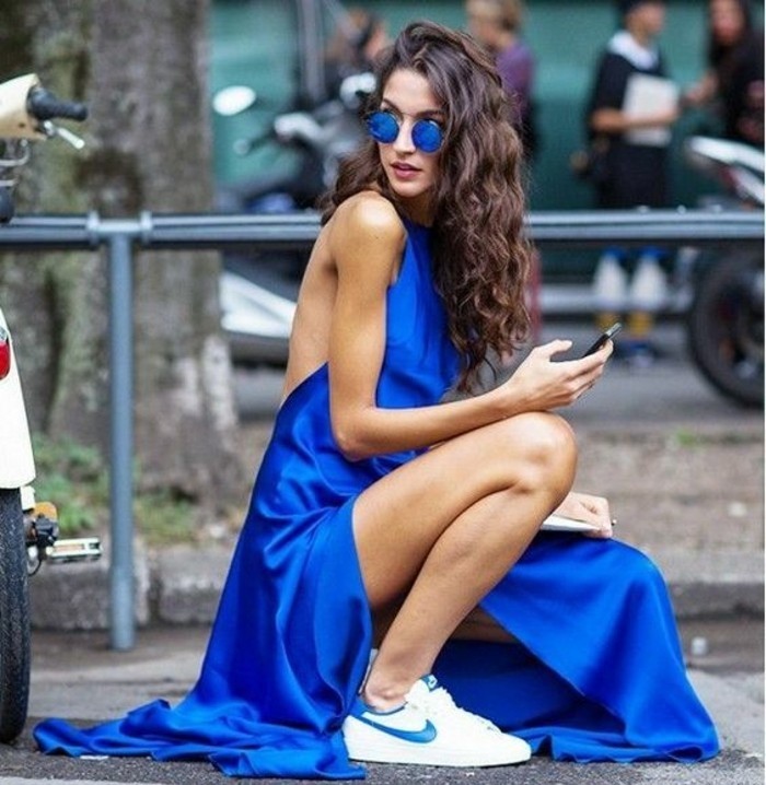 robe-bleu-satin-avec-sneakers-basket-femme-pas-cher-blanche-et-bleu-tendances-de-la-mode