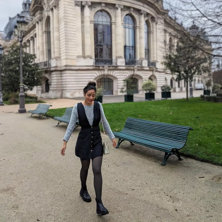 robe boutons noire blouse blanc et noir bottines cuir noir