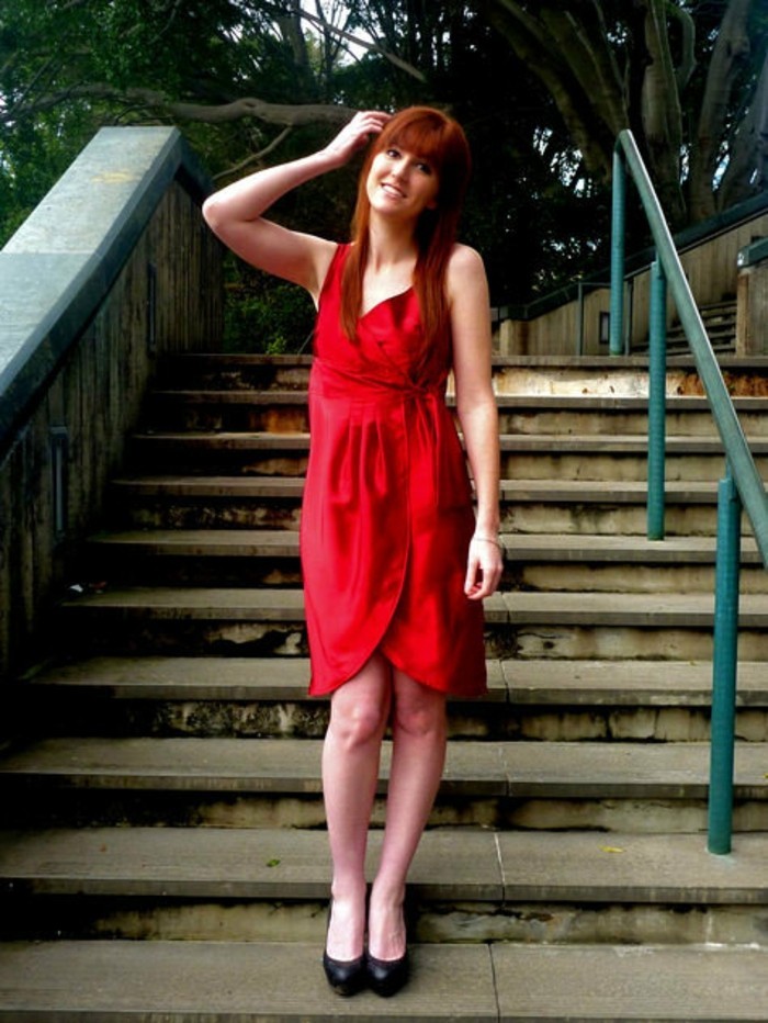 robe-portefeuille-rouge-mi-longue-escaliers-resized