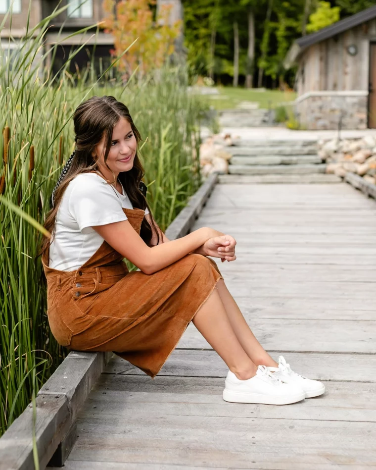 robe salopette velours marron poches t shirt blanc baskets blanches