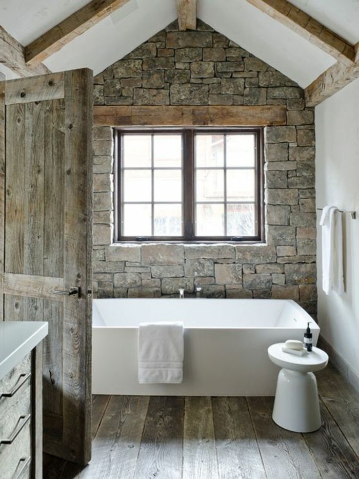 salle-de-bain-pierre-de-parement-pas-cher-interieur-avec-baignoire-blanche-salle-de-bain-rustique