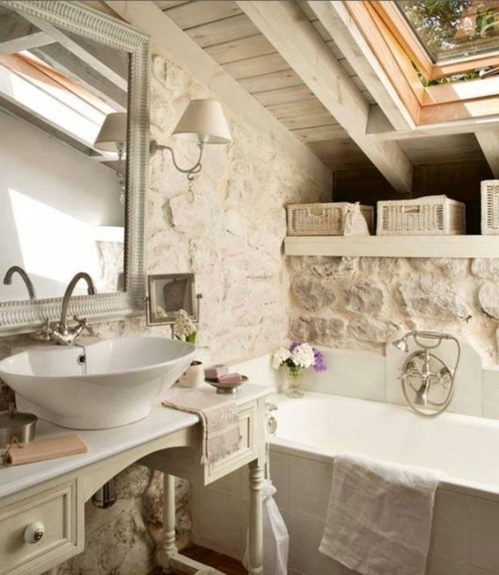 salle-de-bain-sous-pente-avec-decoration-murale-en-pierres-baignoire-blanche