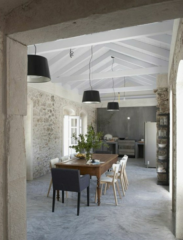 salle-de-sejour-sol-en-beton-ciré-fleurs-sur-la-table-plafond-en-bois-de-couleur-blanc-resized
