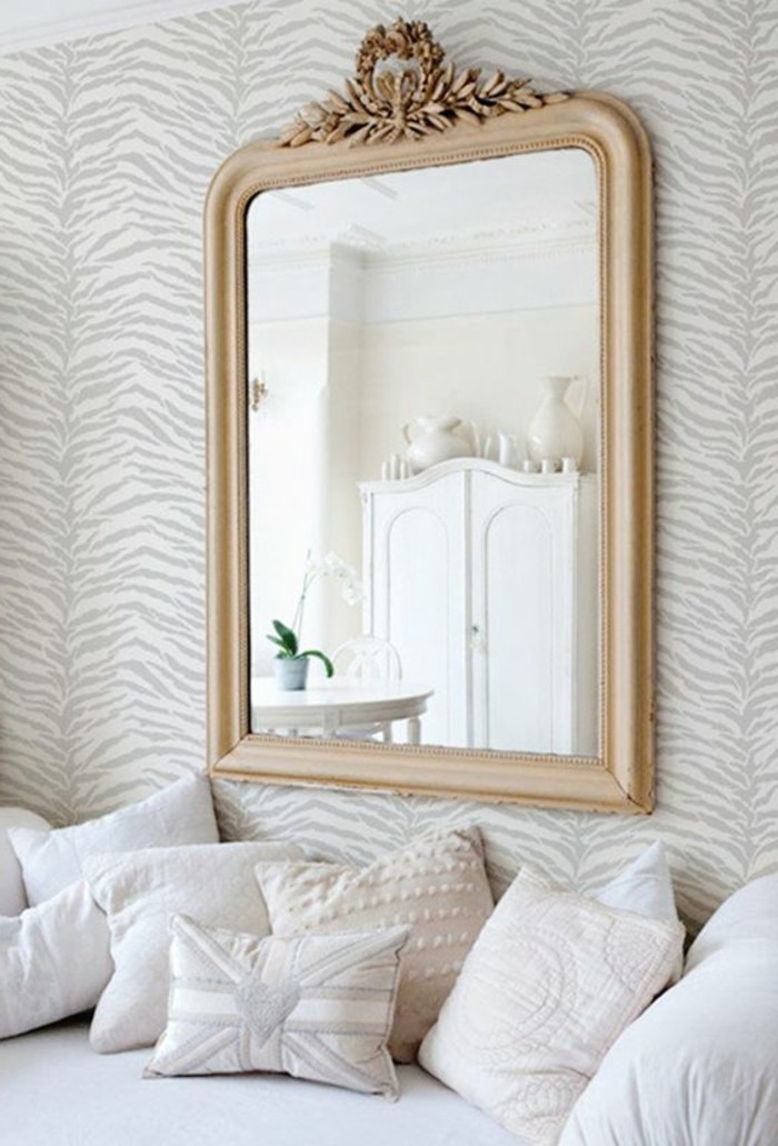 salon-avec-revetement-mural-en-papier-peint-castorama-papier-peint-blanc-beige-miroir-mural