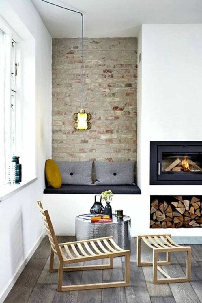 salon-avec-sol-en-planchers-gris-meubles-interieur-chaise-claire-en-bois-table-ronde-basse