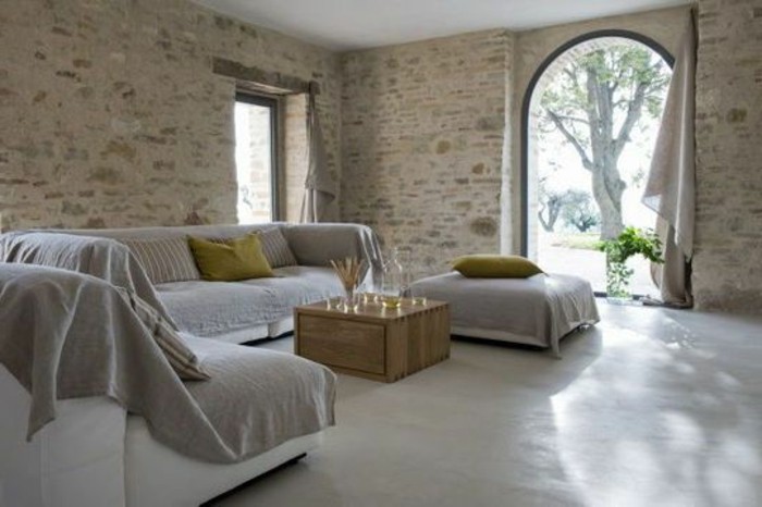 salon-meubels-gris-decoration-murale-avec-parement-de-pierre