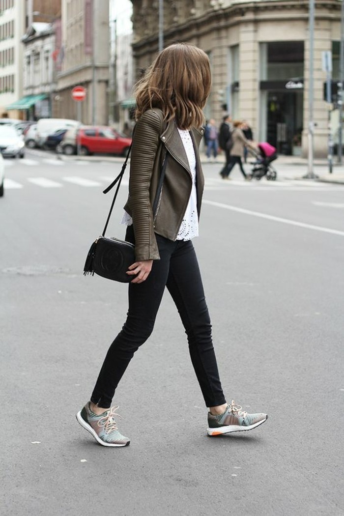 sarenza-sneakers-pantalon-noir-top-blanc-veste-en-cuir-vert-foncé-cheveux-courts