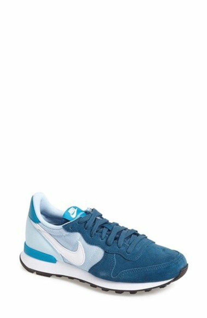 sneakers-femme-bleu-sneakers-nike-blanc-bleu-foncé-chaussures-sportifs