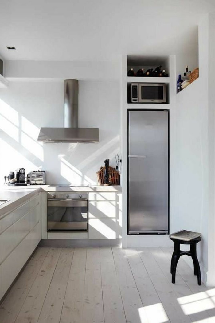 sol-en-bois-clair-meubles-de-cuisine-mur-et-plafond-blanc-comment-agrandir-sa-maison