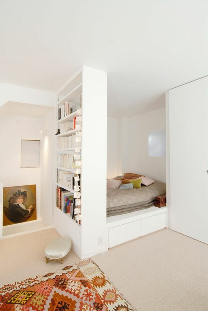 sol-en-moquette-beige-tapis-coloré-murs-blancs-lit-doubles-dans-la-chambre-a-coucher