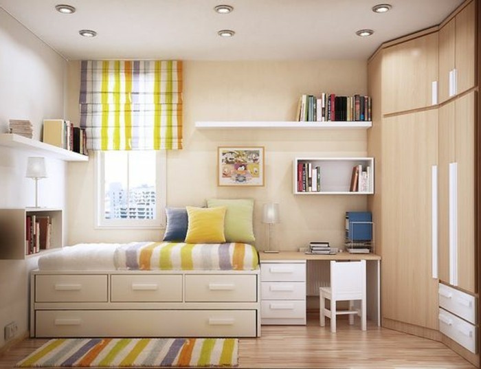 tapis-coloré-sol-en-parquet-clair-etagere-murale-en-bois-murs-beiges-tapis-coloré