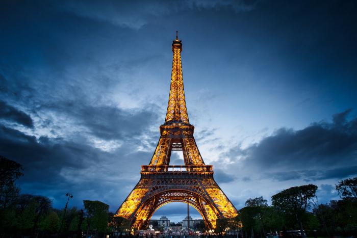tour-еiffel-illuminée-le-symbole-de-Paris-pendant-la-nuit