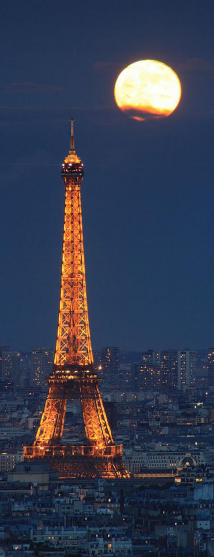 tour-еiffel-illuminée-le-monument-symbole-se-dresse-au-dessus-de-la-ville