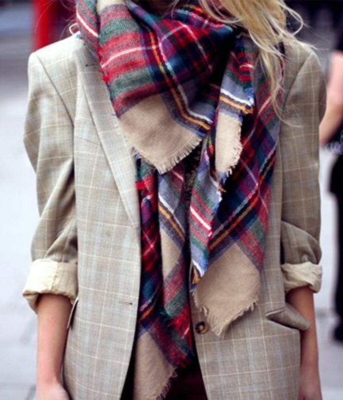 veste-beige-femme-avec-echarpe-accessoire-roge-coloré-femme-mode--tendances