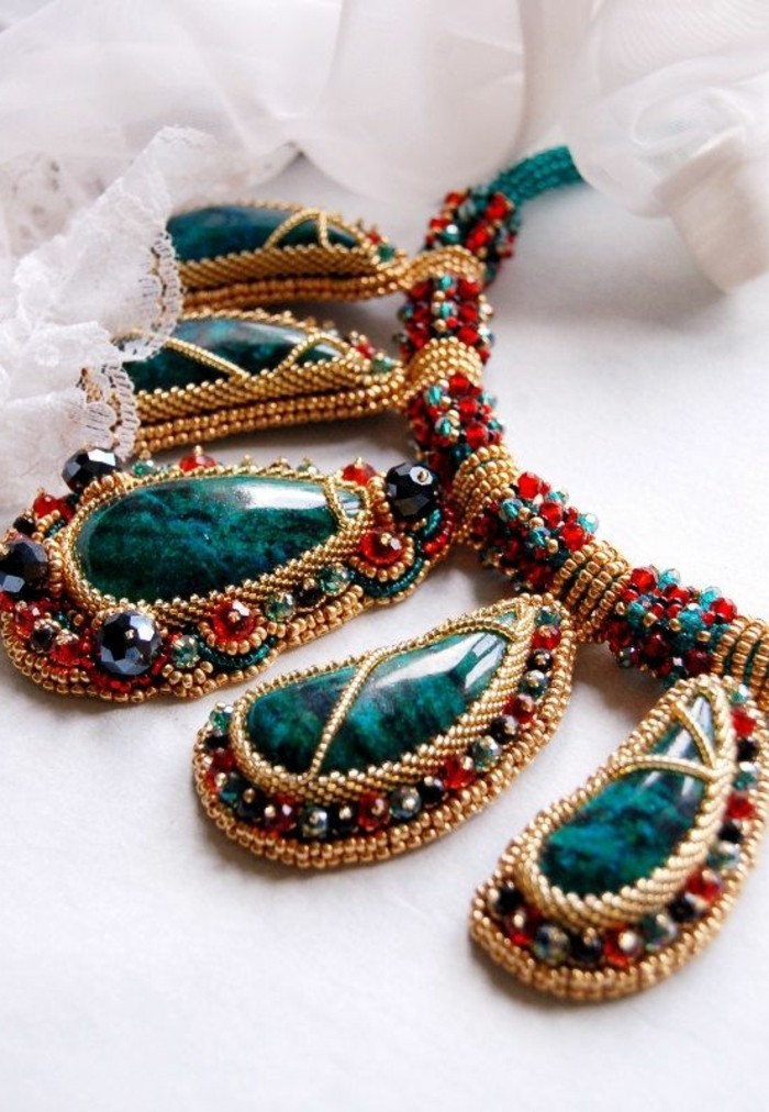 0-bijoux-gemo-bijoux-originaux-pour-bien-choisir-vos-accessoires-collier-en-bleu-foncé-et-rouge