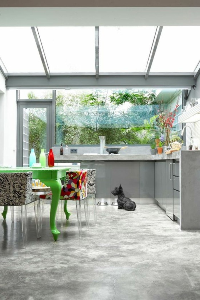 0-cuisine-moderne-verriere-interieure-pas-cher-sol-gris-meubles-de-cuisine-gris-table-en-bois-vert