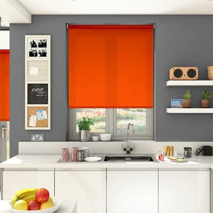 0-jolie-cuisine-avec-store-enrouleur-occultant-orange-meubles-de-cuisine-blancs-murs-gris