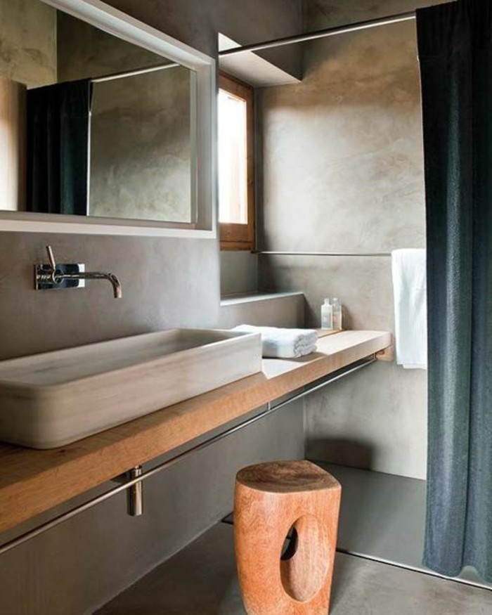 0-model-salle-de-bain-taupe-et-bois-murs-en-béton-ciré-miroir-mural