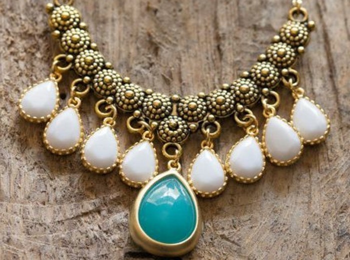 00-collier-gros-fantaisie-bijoux-en-or-cailloux-précieux-blanc-et-bleu-collier-en-or