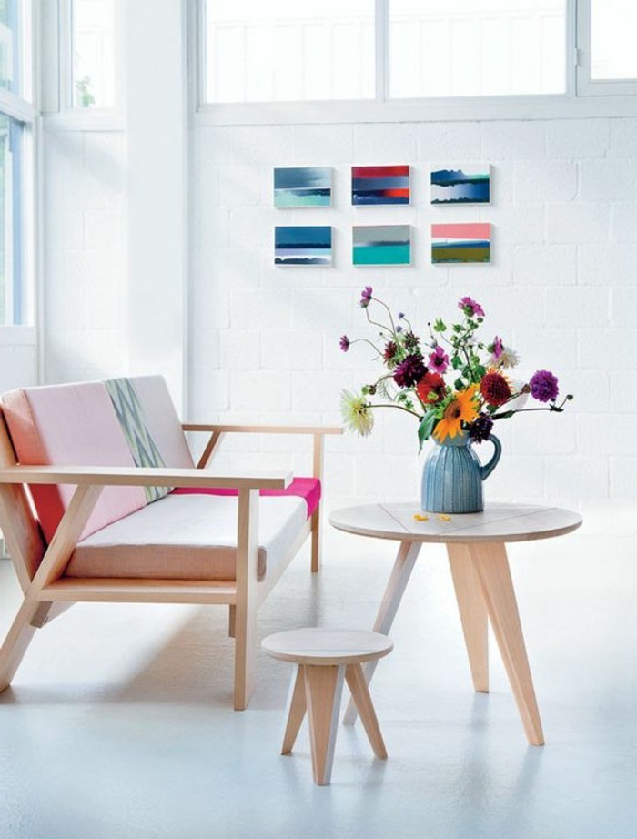 00-joli-design-de-table-minimaliste-en-bois-clair-et-fleurs-sur-la-table-de-salon-pas-cher-canapé-minimaliste
