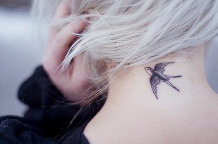 000-tatouage-originaux-tatouages-discrets-femme-cheveux-blonds-idees-tatouages