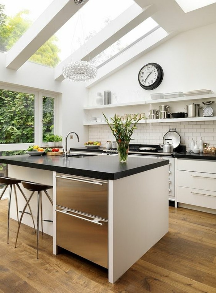 1-cuisine-avec-verrière-sol-en-parquet-clair-mur-blanc-plafond-en-verre-meubles-de-cuisine