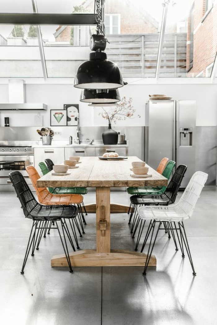 1-cuisine-moderne-cuisine-avec-verrière-sol-gris-table-en-bois-clair-meubles-de-cuisine