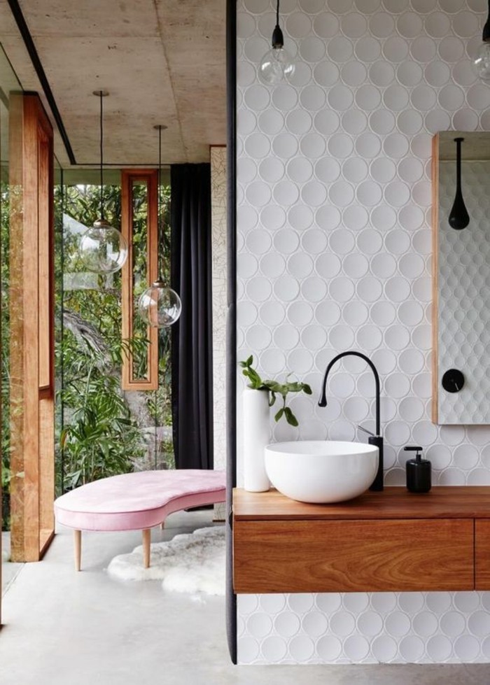 1-idees-salle-de-bain-zen-mur-en-revetement-blanc-mosaique-canapé-rose