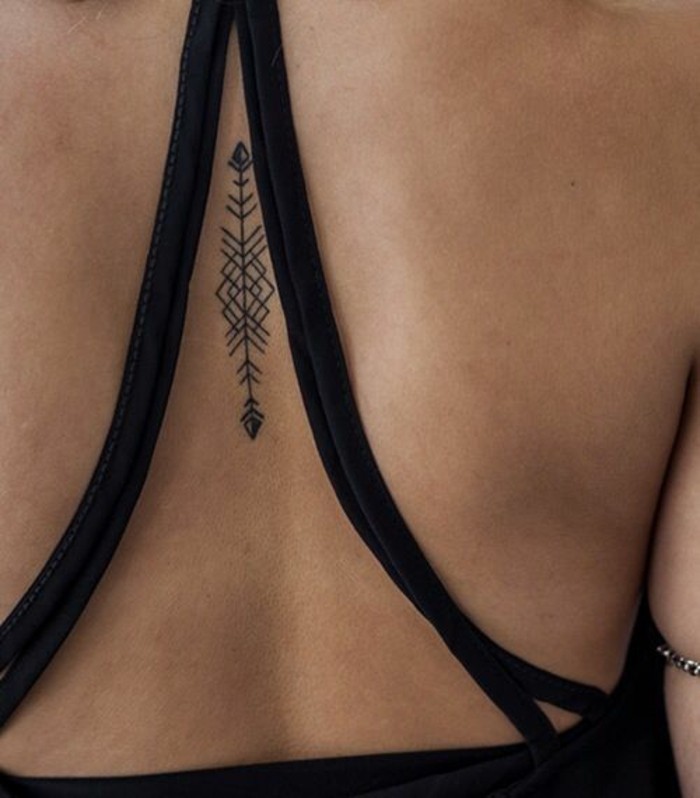 1-joli-tatouages-discrets-femme-tatouage-sur-le-dos-femme-idee-originale