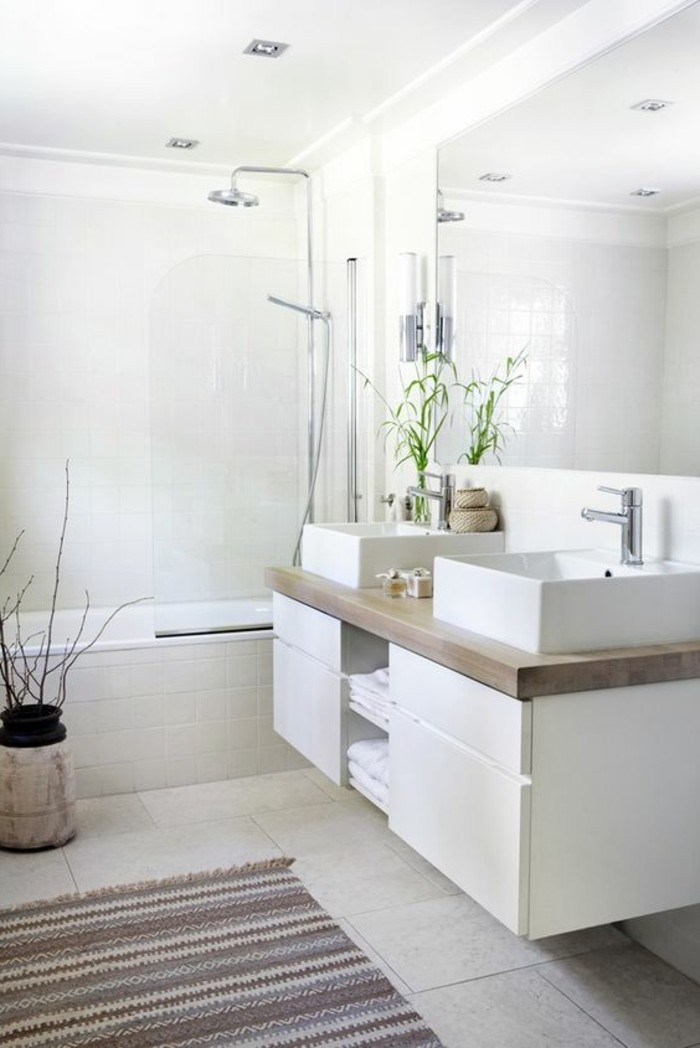 1-salle-de-bain-blanche-meuble-de-toilette-zen-tapis-a-rayures-beiges-sol-en-carreaux-beiges