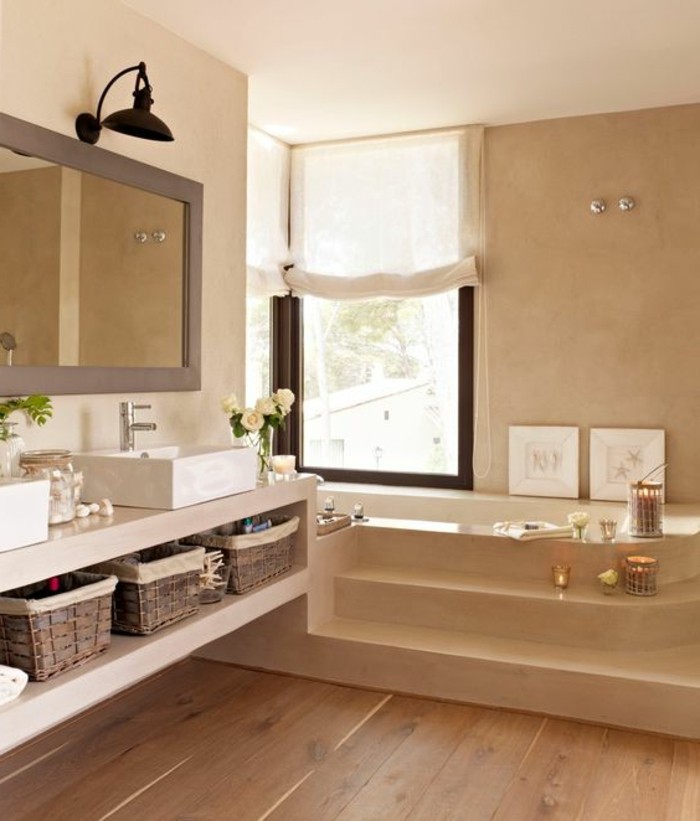 1-salle-de-bain-zen-de-couleur-beige-sol-en-planchers-en-bois-fenetre-dans-la-salle-de-bain-miroir-salle-de-bain