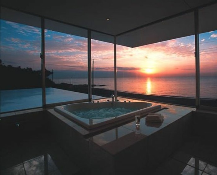 3-salle-de-bain-design-luxe-salle-de-bain-contemporaine-avec-grande-fenêtre-et-vue