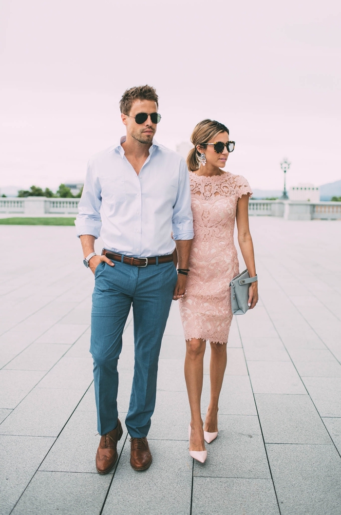exemple comment bien s'habiller pour un mariage, modèle de robe courte en rose pastel avec dentelle florale