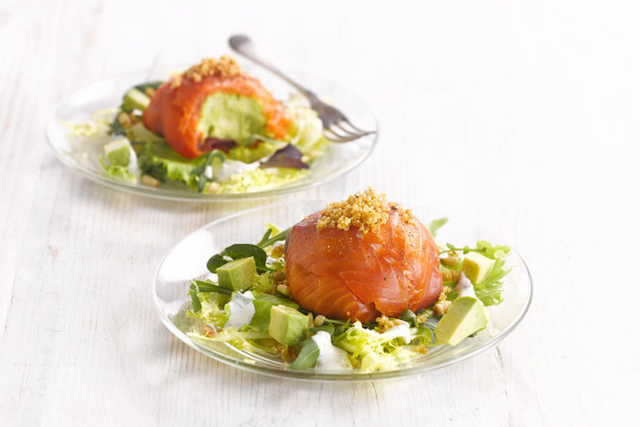 boules d avocat enveloppée de saumon sur un canapé de salade d avocat et salades vertes fraiches, entrées faciles et rapides