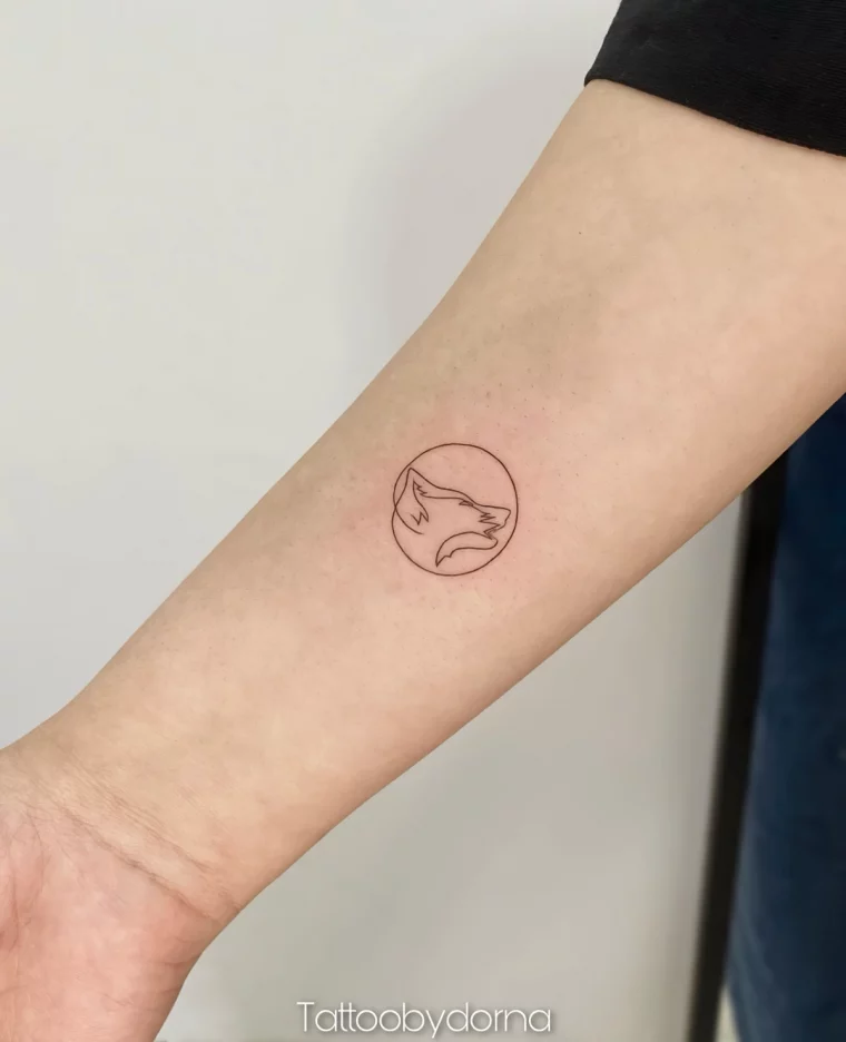 art corporel tatouage de loup dessin minimaliste cercle silhouette animaliere
