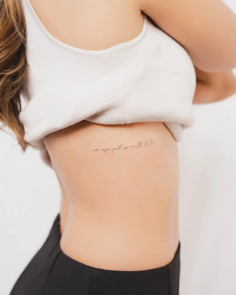 art corporel tatouage discret femme sur le cote lettres mots