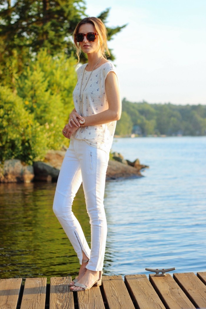 belle-idée-jeans-blanc-femme-idée-tenue-au-bord-d-un-lac