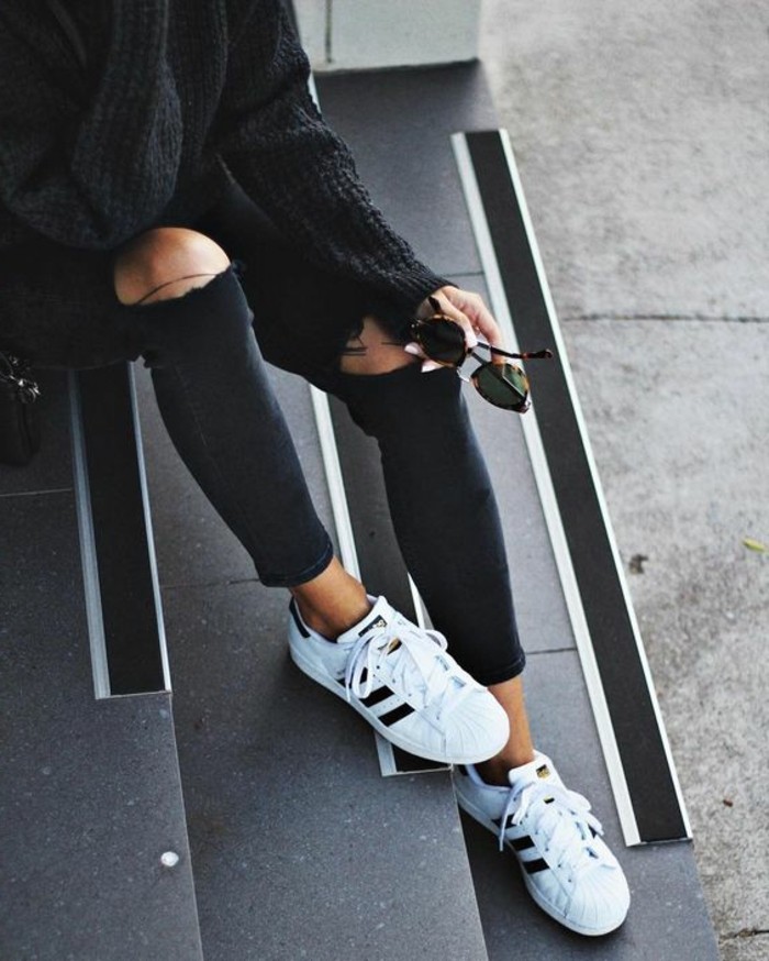 belles-idées-chaussure-blanches-idée-tenue-total-noire