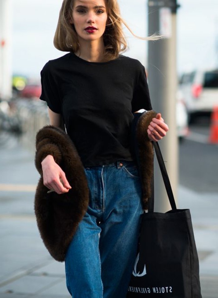 bien-s-habiller-femme-jeans-bleu-boyfriend-style-t-shirt-noir-tendances-de-la-mode