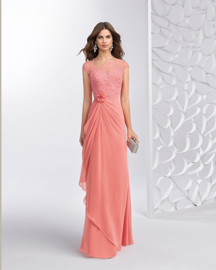 quelle couleur tendance pour tenue femme invitée, modèle de robe longue fluide à top en dentelle rose pastel