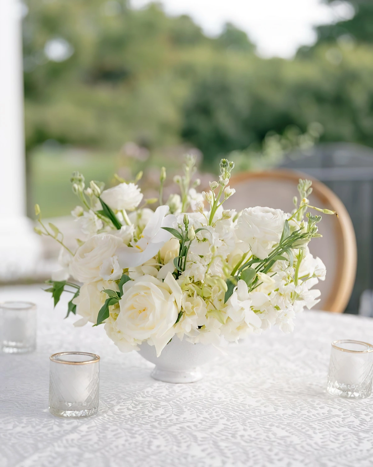 bouquet fleurs blanches roses vase nappe blanche bougies deco simple