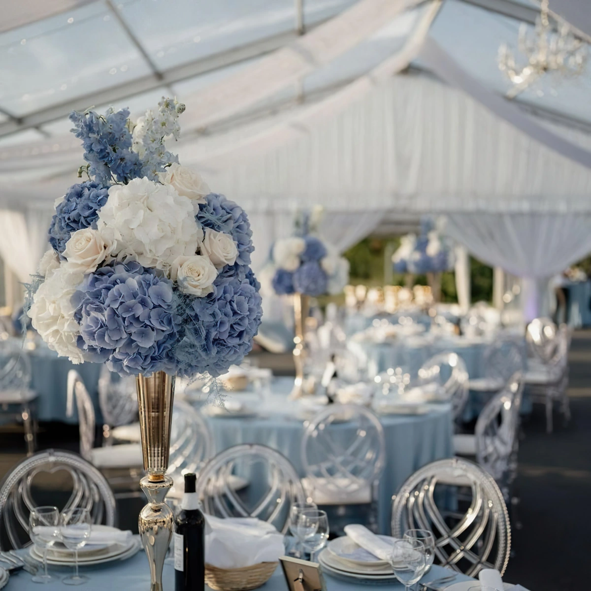 bouquet hortensias blanc et bleu vase metal nappe table bleu pastel