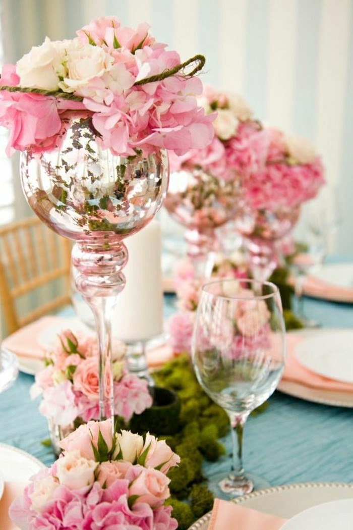 centre-de-table-colorée-composition-florales-en-fleurs-roses-idee