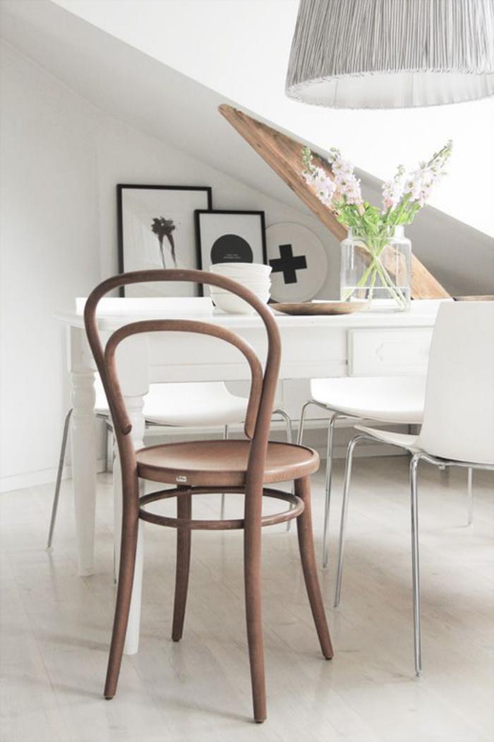 chaise-thonet-chaise-design-dans-une-pièce-blanche-mansardée