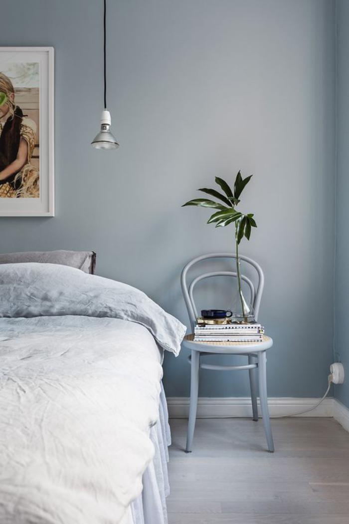 chaise-thonet-dans-une-chambre-à-coucher-peinture-murale-grise