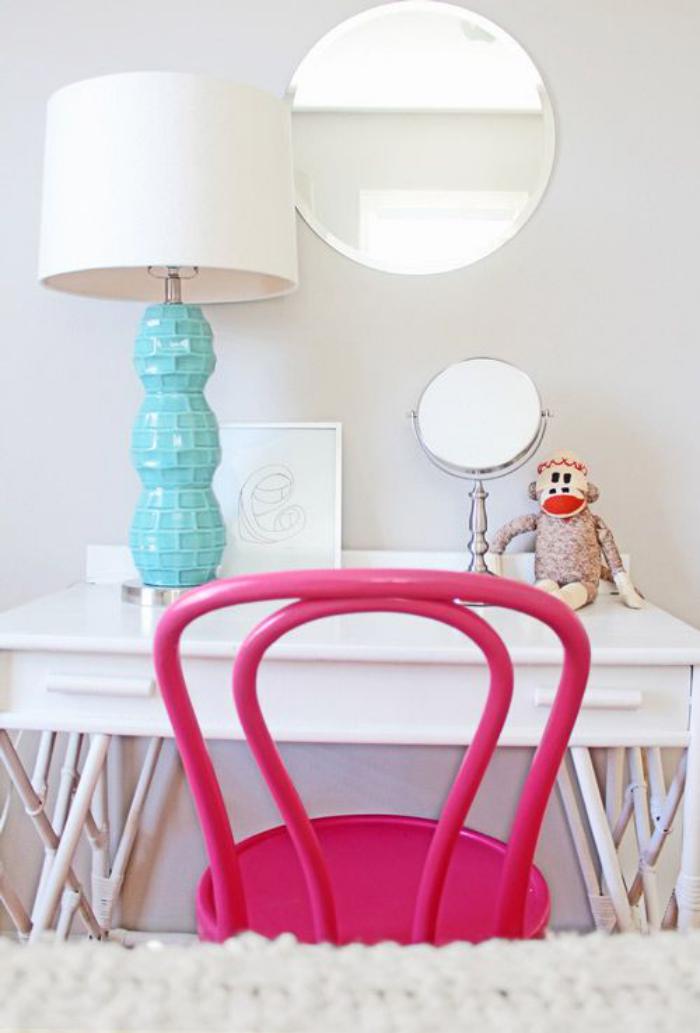 chaise-thonet-peinte-rose-lampe-déco-en-blanc-et-turquoise