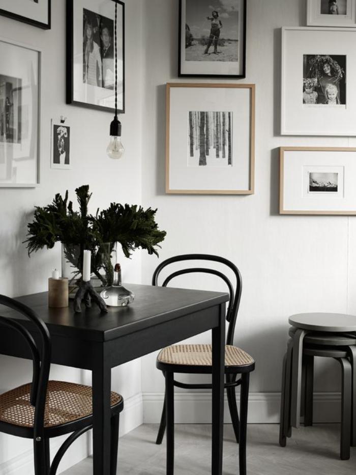 chaise-thonet-photographies-noir-et-blanc-dans-une-pièce-monochrome