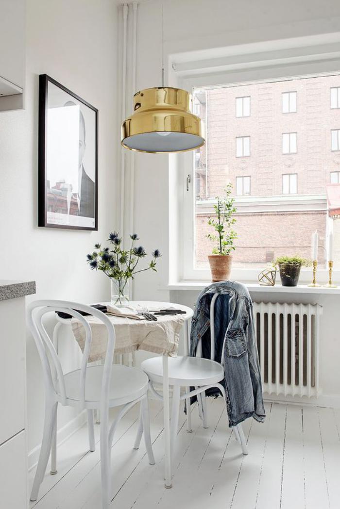 chaise-thonet-pièce-scandinave-lampe-pendante-industriellle