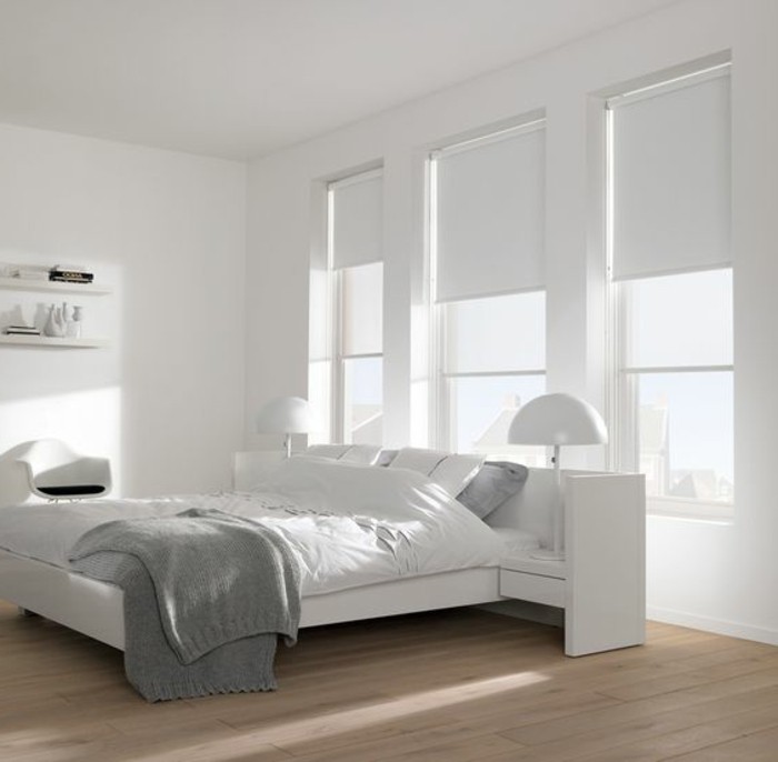 chambre-à-coucher-sol-en-bois-clair-murs-blancs-habillage-fenetre-store-enrouleur-blanc
